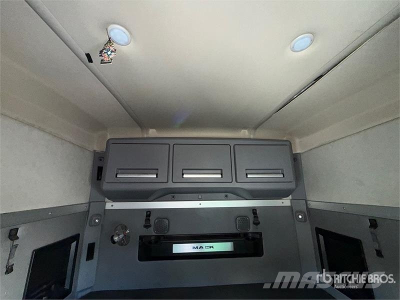 Mack Anthem AN64T 6x4 T/A Sleeper Truck Tractor وحدات الجر