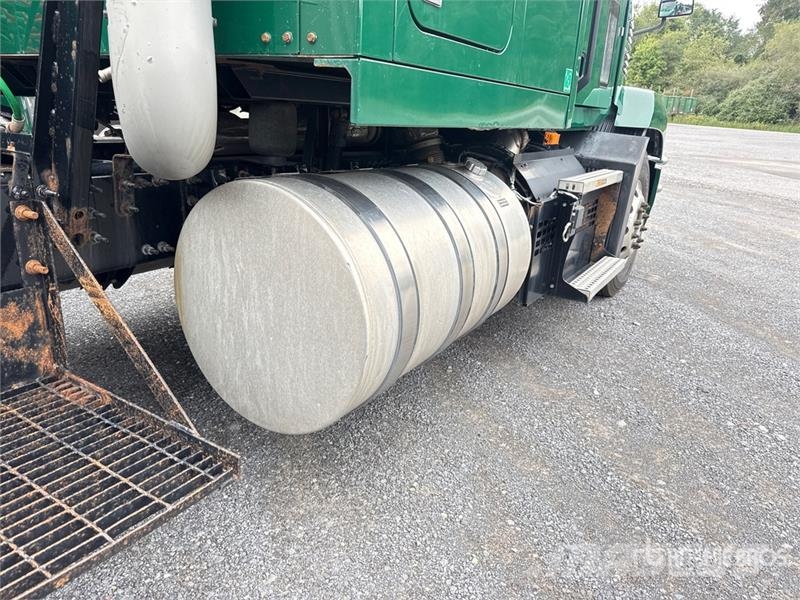 Mack Anthem AN64T 6x4 T/A Sleeper Truck Tractor Ťahače