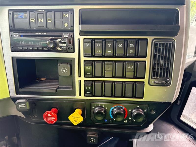 Mack Anthem AN64T 6x4 T/A Sleeper Truck Tractor Sattelzugmaschinen