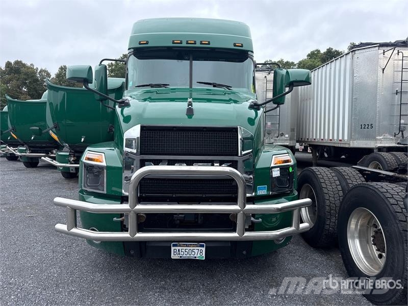 Mack Anthem AN64T 6x4 T/A Sleeper Truck Tractor Ťahače