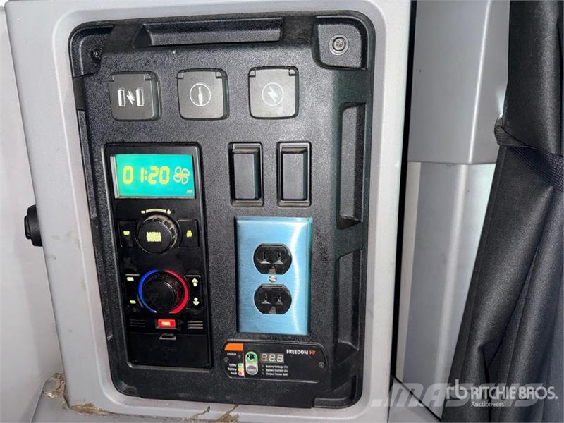 Mack Anthem AN64T 6x4 T/A Sleeper Truck Tractor وحدات الجر