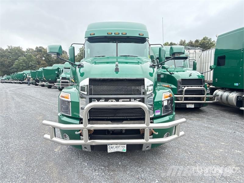 Mack Anthem AN64T 6x4 T/A Sleeper Truck Tractor Ťahače