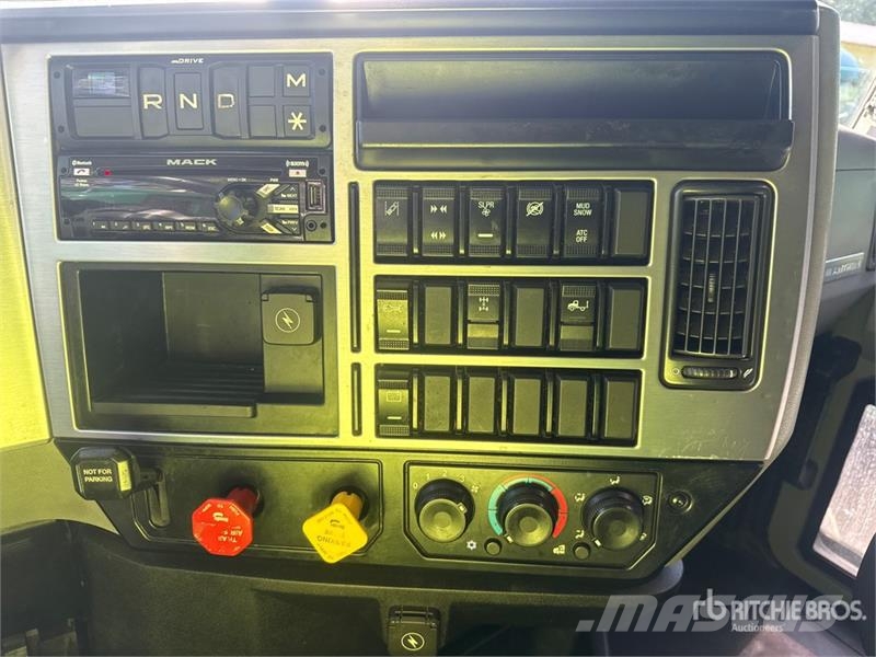 Mack Anthem AN64T 6x4 T/A Sleeper Truck Tractor Tracteur routier