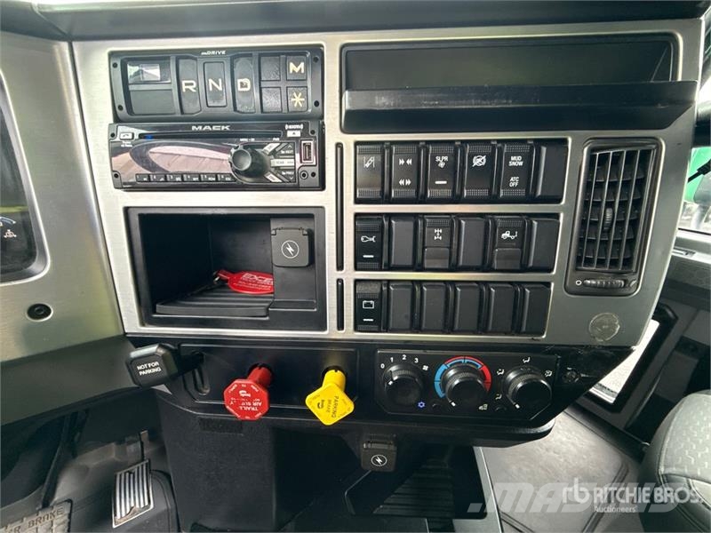 Mack Anthem AN64T 6x4 T/A Sleeper Truck Tractor وحدات الجر