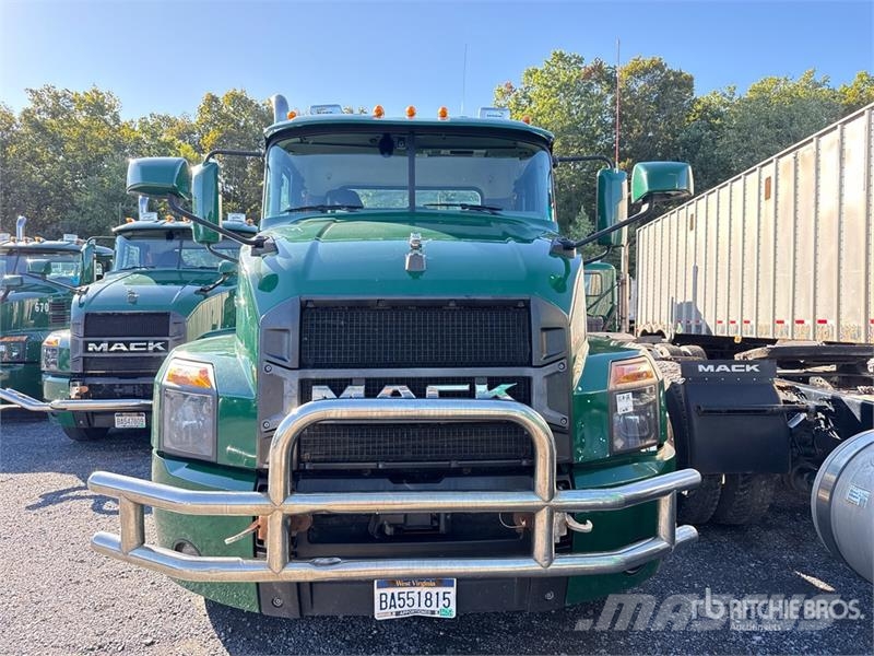 Mack Anthem AN64T 6x4 T/A Day Cab Truck Tractor Sadulveokid