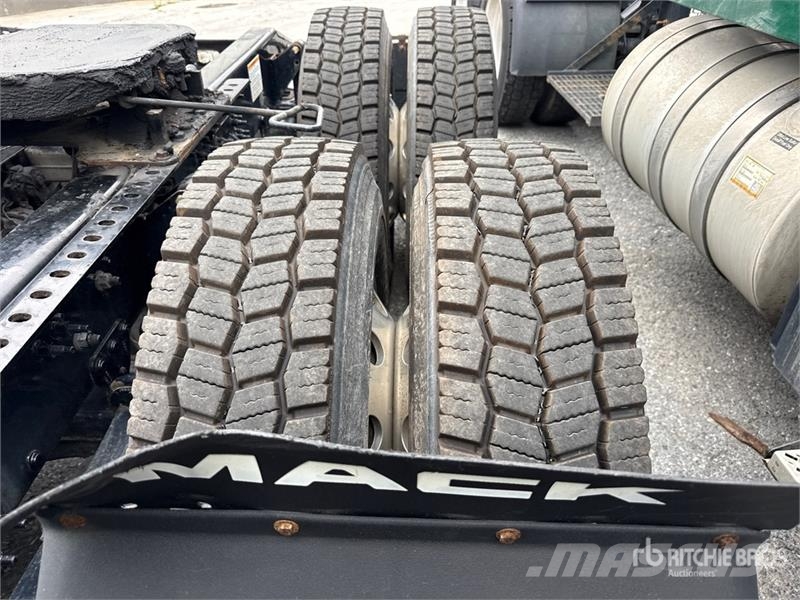 Mack Anthem AN64T 6x4 T/A Sleeper Truck Tractor Ťahače