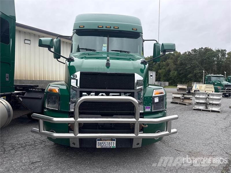 Mack Anthem AN64T 6x4 T/A Sleeper Truck Tractor Ťahače