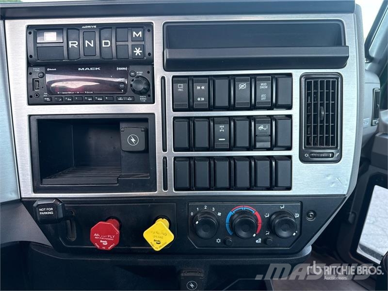 Mack Anthem AN64T 6x4 T/A Day Cab Truck Tractor وحدات الجر