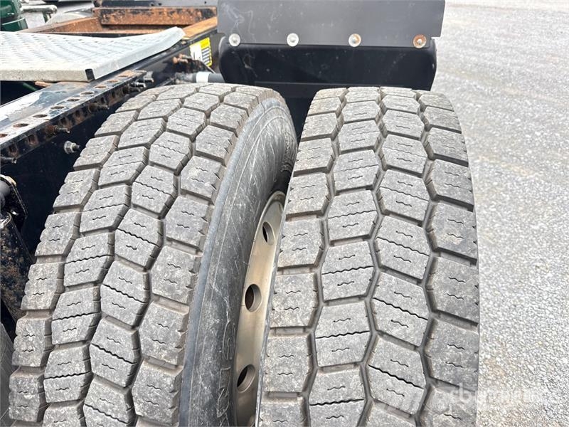 Mack Anthem AN64T 6x4 T/A Sleeper Truck Tractor Ťahače