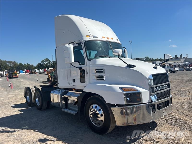 Mack Anthem AN64T 6x4 T/A Day Cab Truck Tractor Vlačilci
