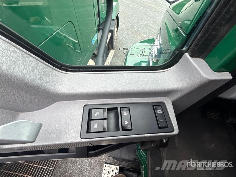 Mack Anthem AN64T 6x4 T/A Sleeper Truck Tractor Ťahače
