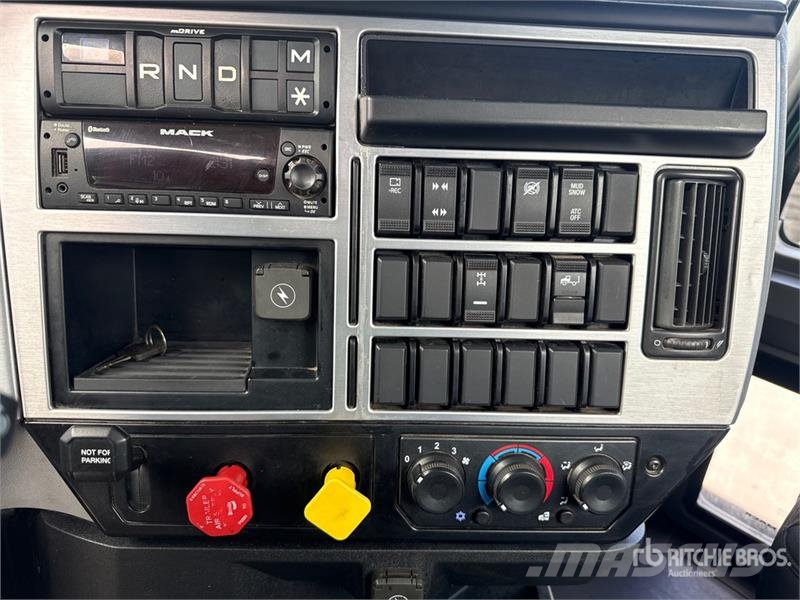 Mack Anthem AN64T 6x4 T/A Day Cab Truck Tractor Vlačilci