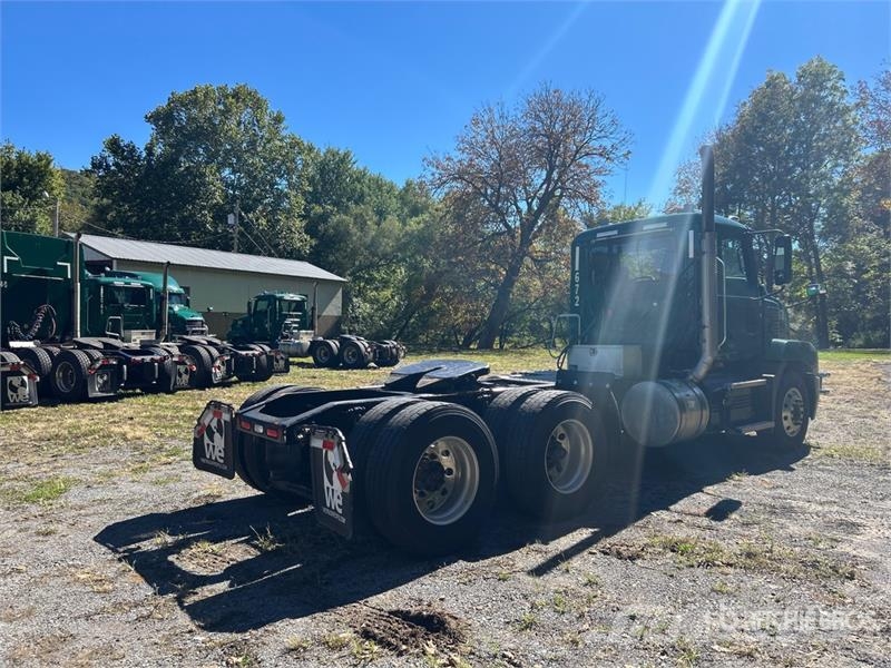 Mack Anthem AN64T 6x4 T/A Day Cab Truck Tractor 中古トラクターヘッド | トレーラーヘッド