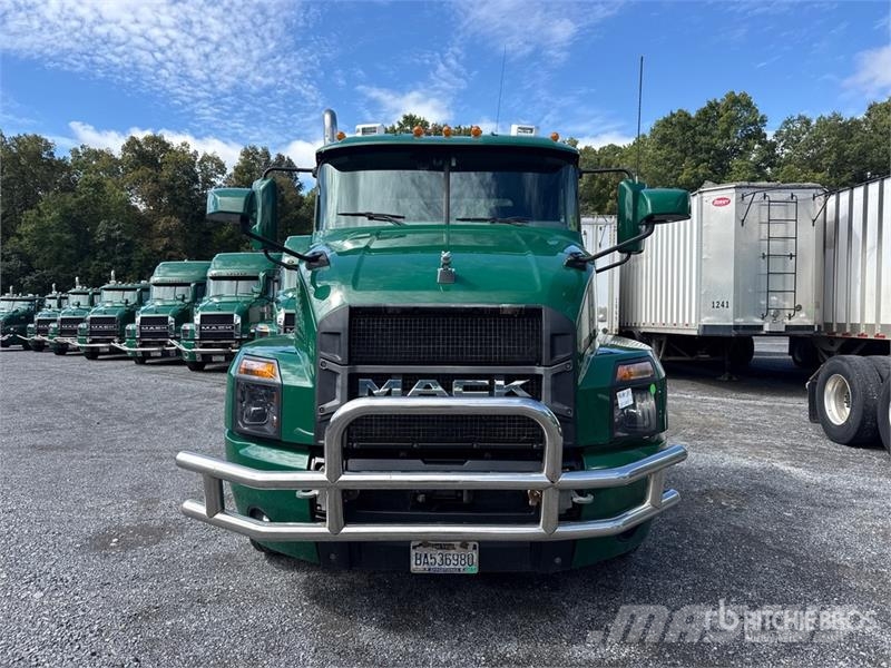 Mack Anthem AN64T 6x4 T/A Day Cab Truck Tractor Tracteur routier