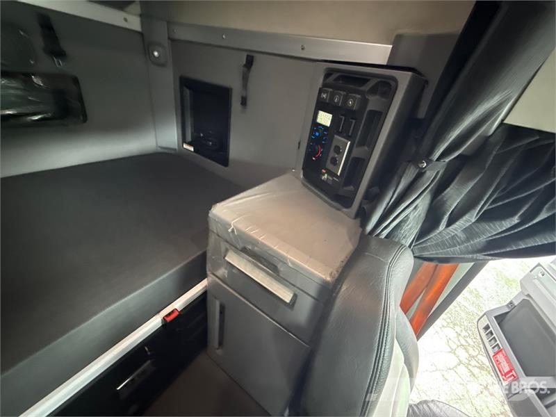 Mack Anthem AN64T 6x4 T/A Sleeper Truck Tractor وحدات الجر