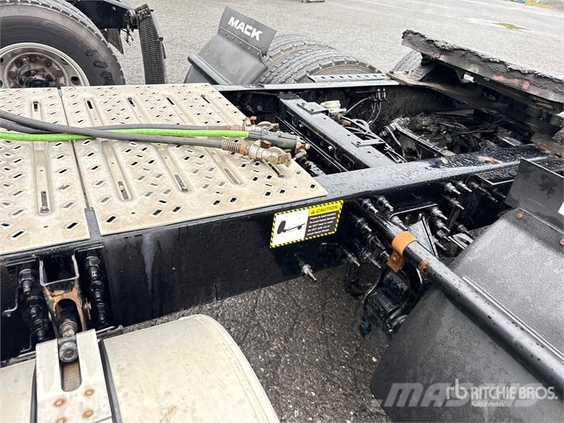 Mack Anthem AN64T 6x4 T/A Day Cab Truck Tractor Vilcēji