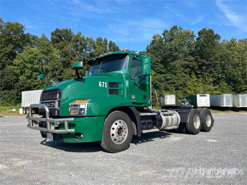 Mack Anthem AN64T 6x4 T/A Day Cab Truck Tractor Vlačilci