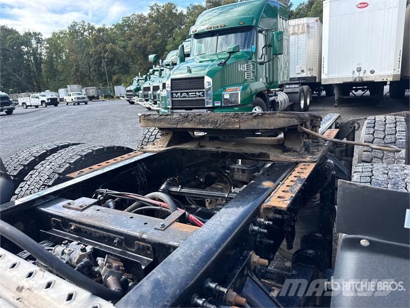 Mack Anthem AN64T 6x4 T/A Day Cab Truck Tractor Tracteur routier