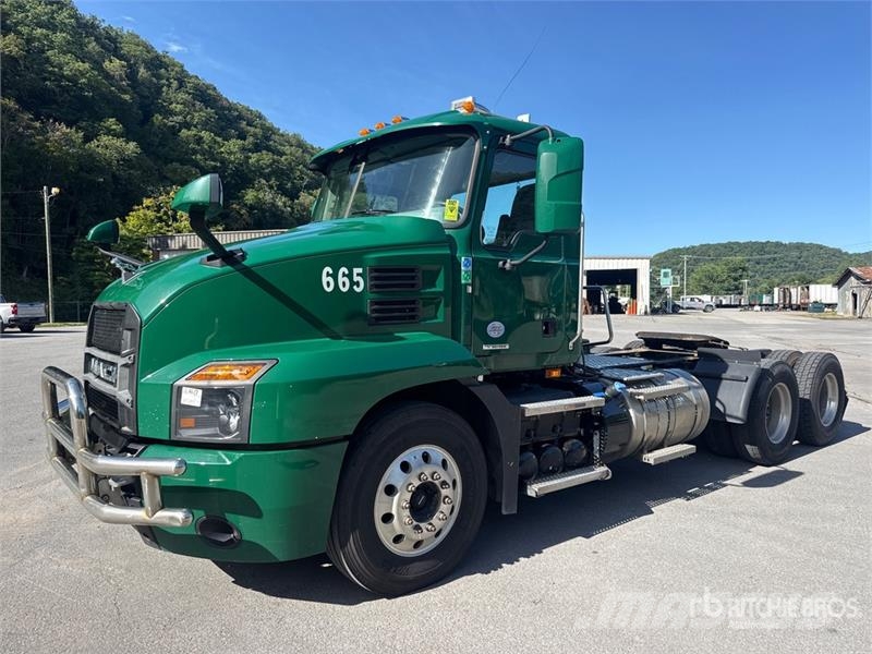 Mack Anthem AN64T 6x4 T/A Day Cab Truck Tractor Tracteur routier