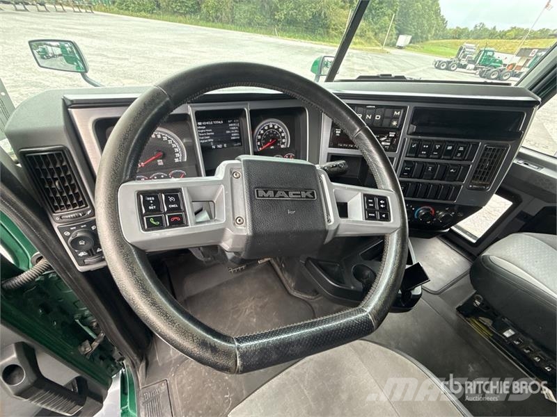 Mack Anthem AN64T 6x4 T/A Sleeper Truck Tractor Ťahače