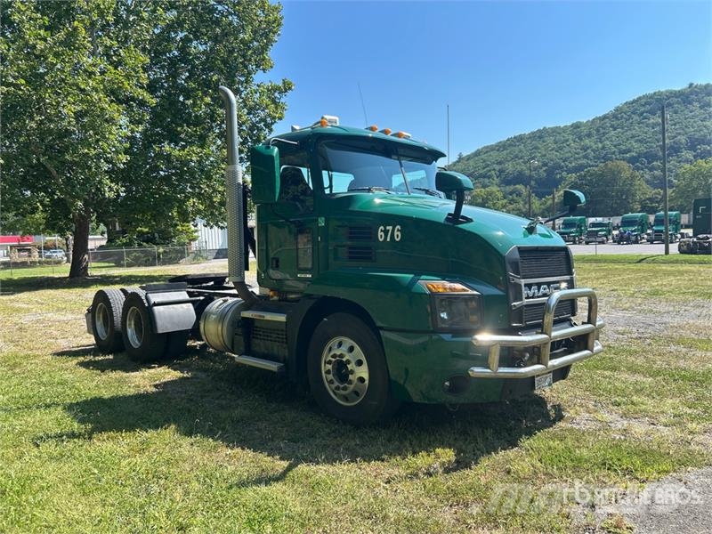 Mack Anthem AN64T 6x4 T/A Day Cab Truck Tractor وحدات الجر