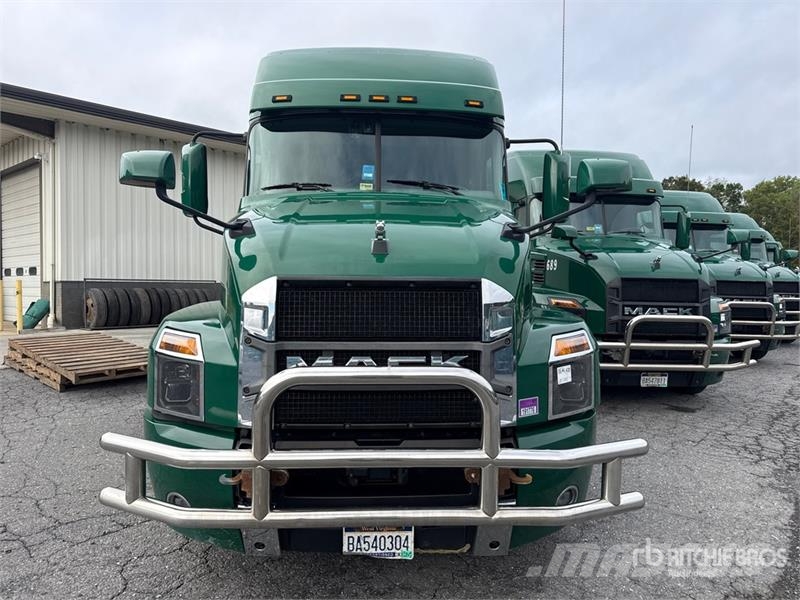 Mack Anthem AN64T 6x4 T/A Sleeper Truck Tractor Ťahače