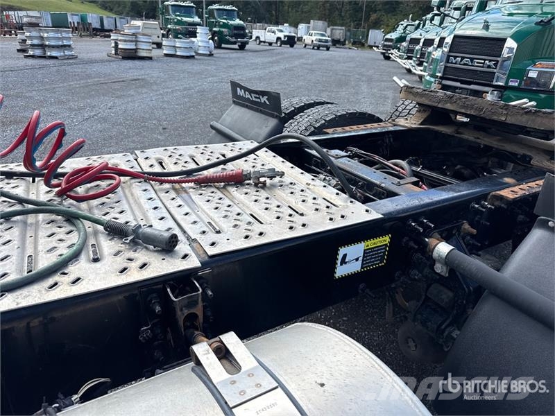 Mack Anthem AN64T 6x4 T/A Day Cab Truck Tractor Tracteur routier