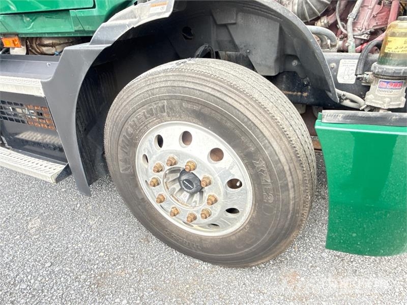 Mack Anthem AN64T 6x4 T/A Sleeper Truck Tractor Ťahače