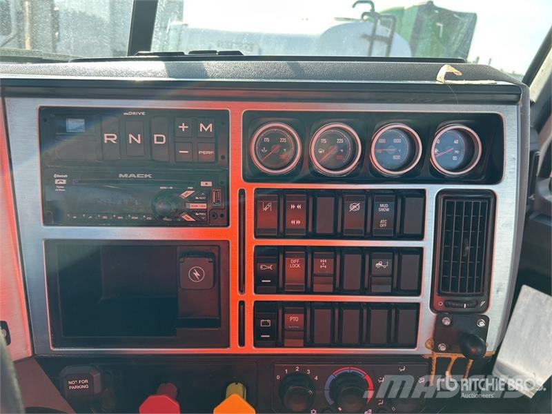 Mack Anthem AN64T 6x4 T/A Day Cab Truck Tractor Motrici e Trattori Stradali