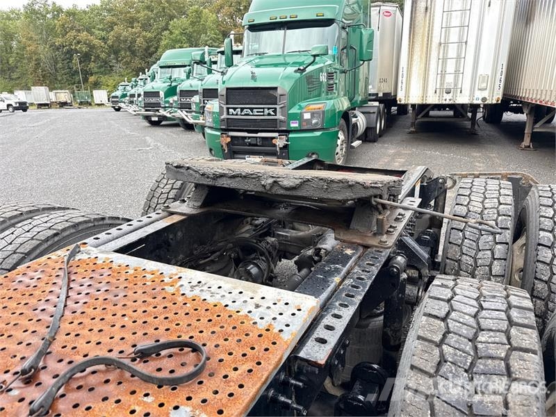 Mack Anthem AN64T 6x4 T/A Sleeper Truck Tractor وحدات الجر
