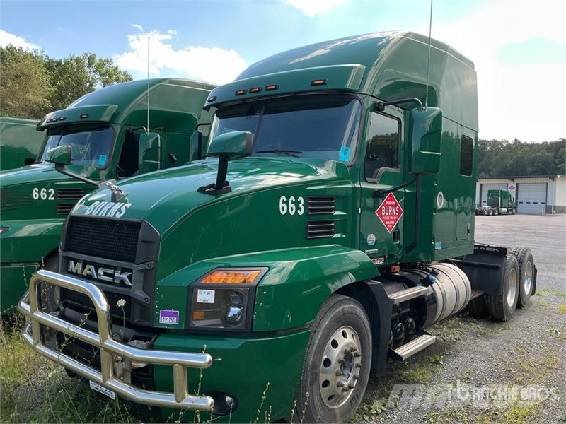 Mack Anthem AN64T 6x4 T/A Sleeper Truck Tractor Седельные тягачи