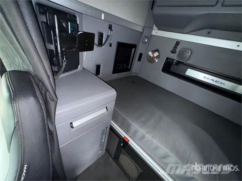 Mack Anthem AN64T 6x4 T/A Sleeper Truck Tractor وحدات الجر
