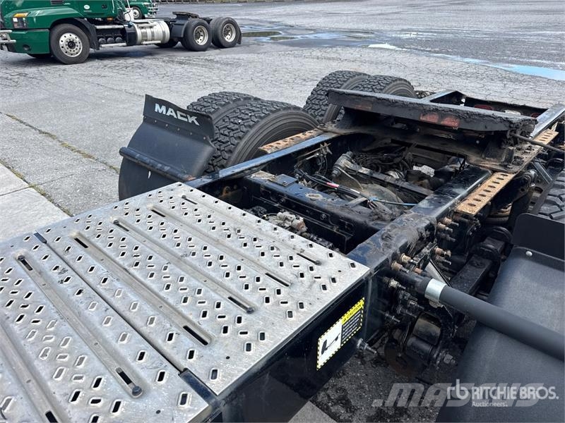 Mack Anthem AN64T 6x4 T/A Day Cab Truck Tractor Vlačilci