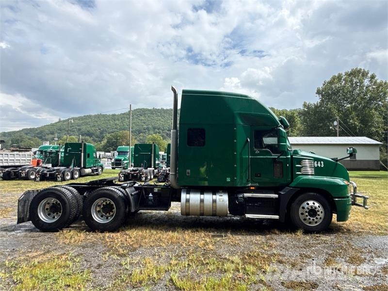 Mack Anthem AN64T 6x4 T/A Sleeper Truck Tractor Tracteur routier