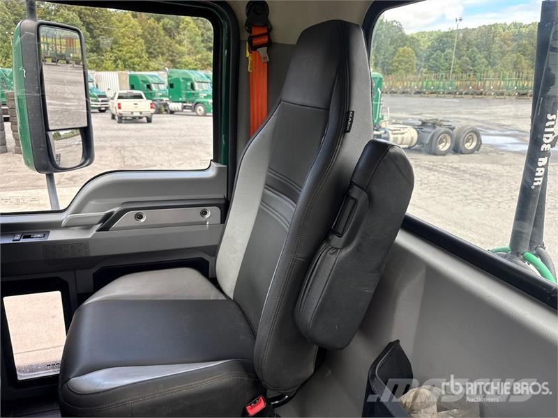 Mack Anthem AN64T 6x4 T/A Day Cab Truck Tractor Vlačilci