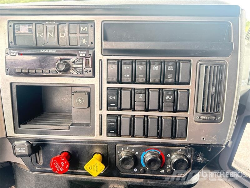 Mack Anthem AN64T 6x4 T/A Sleeper Truck Tractor Vlačilci