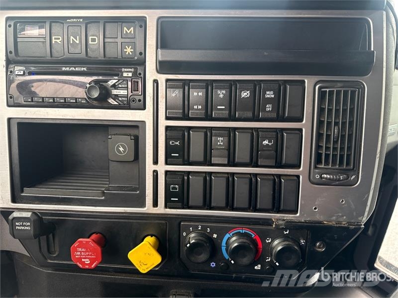 Mack Anthem AN64T 6x4 T/A Sleeper Truck Tractor Ťahače