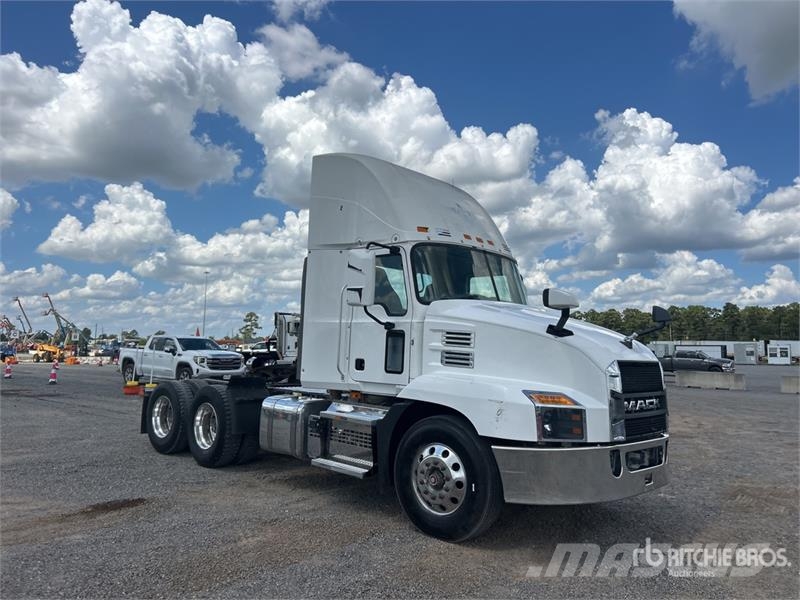 Mack Anthem AN64T 6x4 T/A Day Cab Truck Tractor Vlačilci