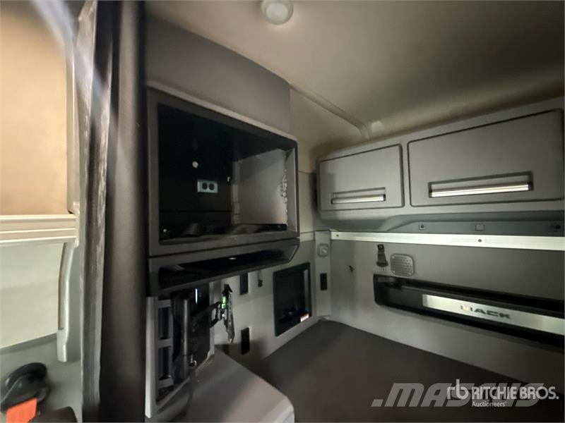 Mack Anthem AN64T 6x4 T/A Sleeper Truck Tractor وحدات الجر