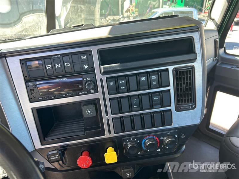 Mack Anthem AN64T 6x4 T/A Day Cab Truck Tractor Tractores (camiões)