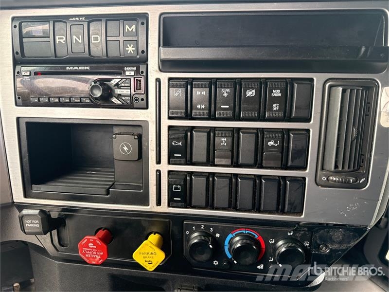 Mack Anthem AN64T 6x4 T/A Sleeper Truck Tractor Ťahače