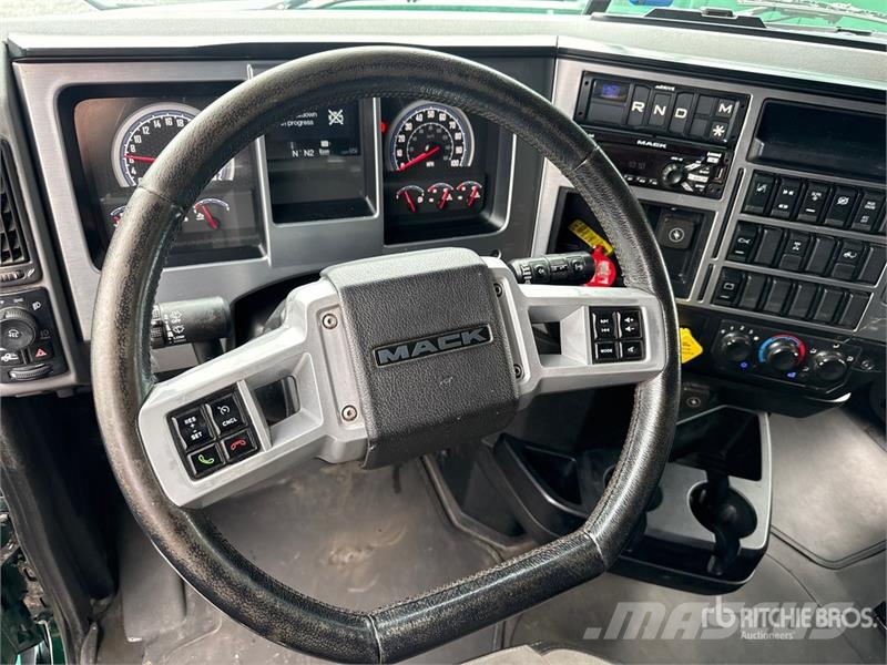 Mack Anthem AN64T 6x4 T/A Sleeper Truck Tractor Ťahače