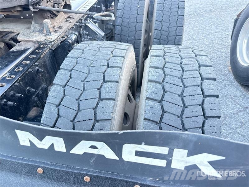 Mack Anthem AN64T 6x4 T/A Day Cab Truck Tractor وحدات الجر