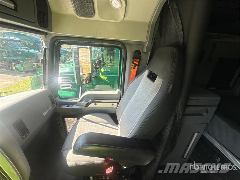 Mack Anthem AN64T 6x4 T/A Sleeper Truck Tractor Tracteur routier