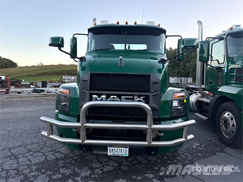 Mack Anthem AN64T 6x4 T/A Day Cab Truck Tractor وحدات الجر