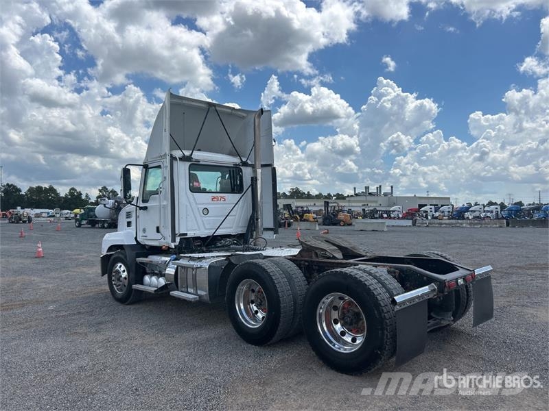Mack Anthem AN64T 6x4 T/A Day Cab Truck Tractor Vlačilci
