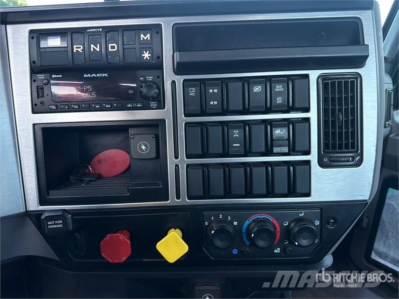 Mack Anthem AN64T 6x4 T/A Day Cab Truck Tractor وحدات الجر