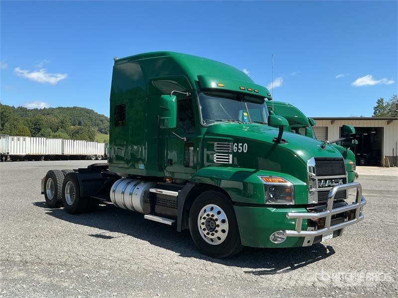 Mack Anthem AN64T 6x4 T/A Sleeper Truck Tractor Ťahače