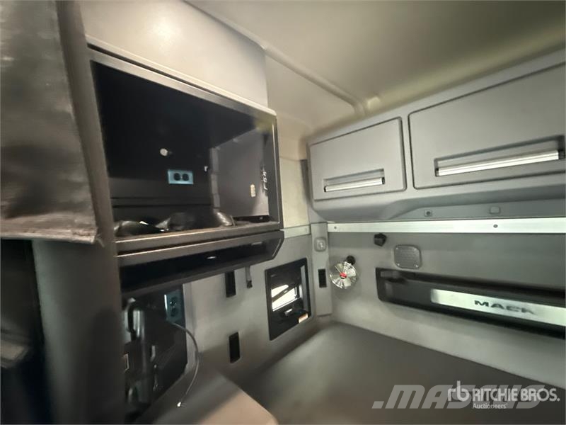 Mack Anthem AN64T 6x4 T/A Sleeper Truck Tractor Ťahače