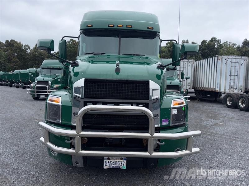Mack Anthem AN64T 6x4 T/A Sleeper Truck Tractor Ťahače